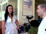Cette infirmi&egrave_re coquine sait comment d&eacute_tendre les m&eacute_decins